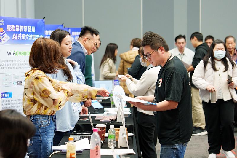「百工百業AI服務列車」展示會現場，資服業者與企業主面對面深入交流，針對零售及餐飲業轉型需求提供客製化AI解決方案，媒合氣氛熱絡。圖／中華軟體公會提供。