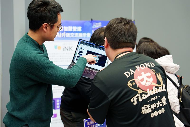 資服業者熱心解說AI系統操作細節,讓企業主直觀感受智慧科技帶來的營運便利。圖/中華軟體公會提供。