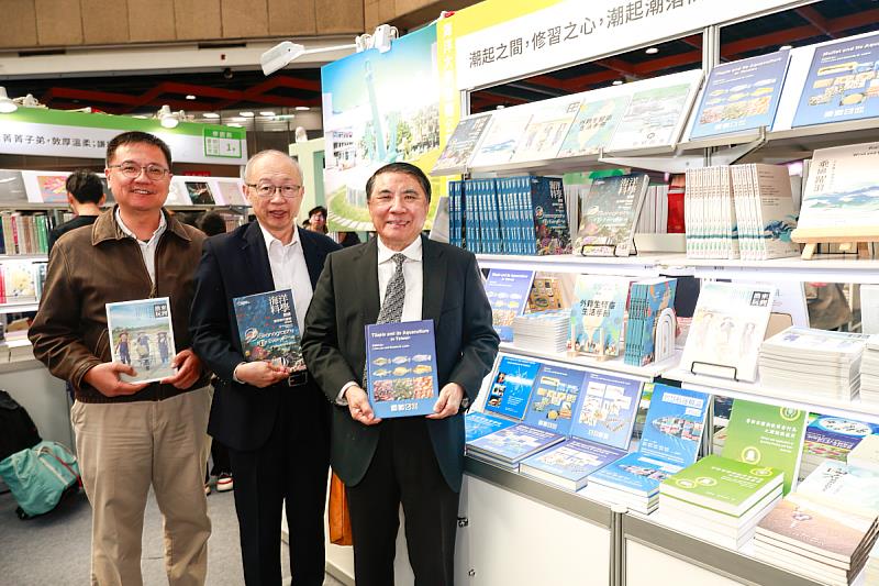 海大媒體公關暨出版中心為全臺唯一以「海洋」為主軸的大學出版中心。（由右至左為海大許泰文校長、林正平諮詢專家、吳俊毅主任秘書）