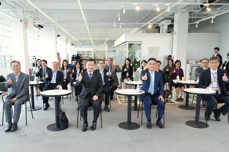 4校一級主管與師長們出席共同見證簽約儀式。