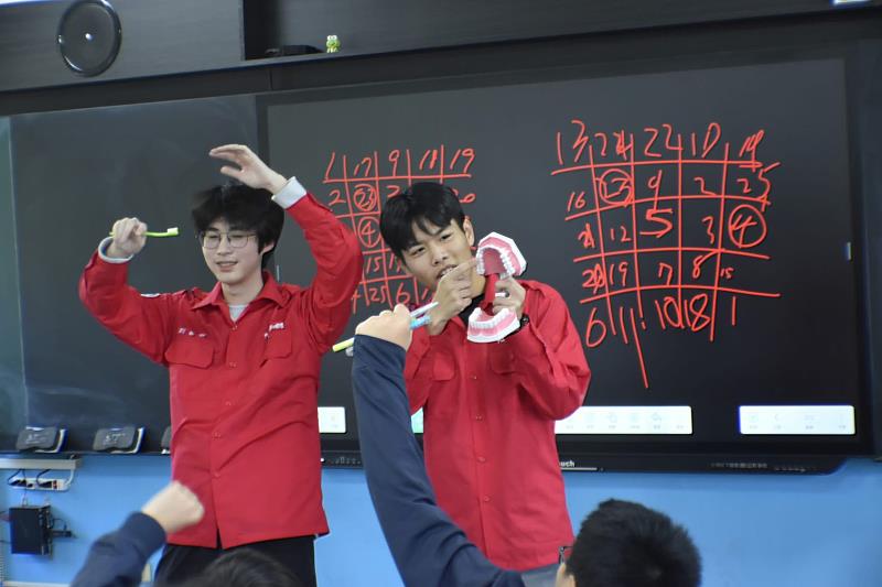 中山醫大牙醫學系口腔衛生推廣服務隊以輕鬆活潑的方式,讓學童在快樂中學會正確的貝氏刷牙方法。