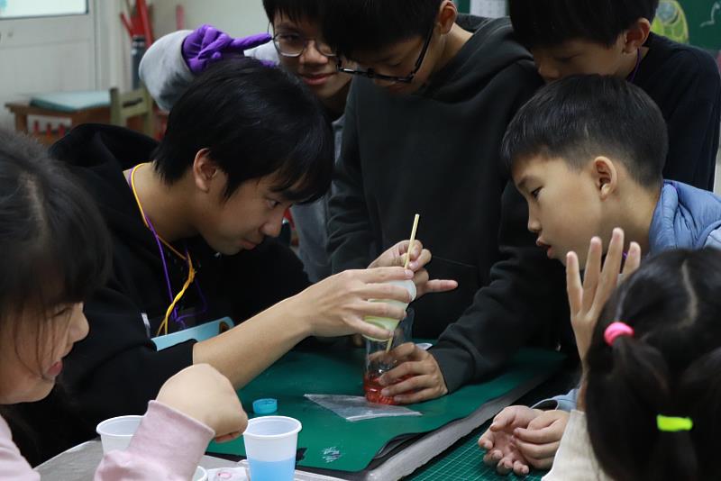 中山醫大醫學系心之谷小小實驗室課程，學童認真投入。