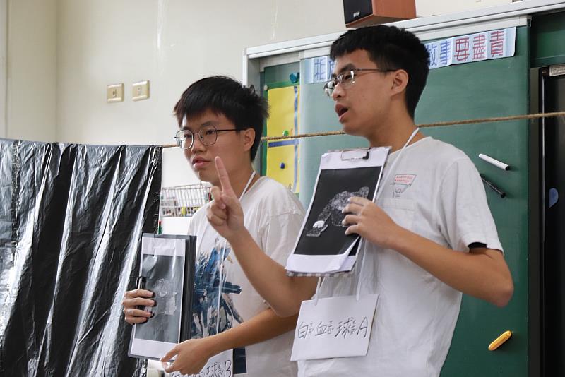 ˊ中山醫大醫學系心之谷公衛劇演出,用戲劇的方式讓學童認識人體的免疫機制。