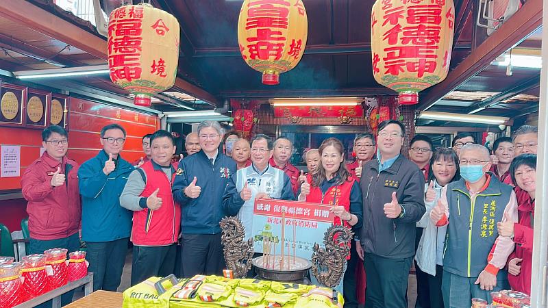 新北市政府消防局陳崇岳局長與復興福德宮許碧玲主委等人大合照。