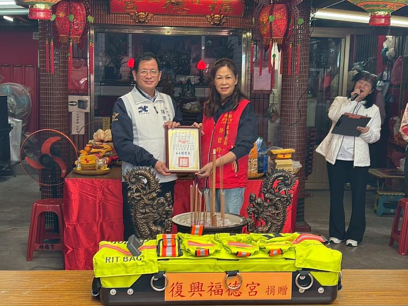 新北市政府消防局陳崇岳局長頒發感謝狀給予復興福德宮許碧玲主委。