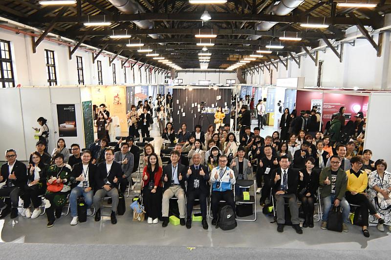 世新大學公廣系年度畢業展於松山文創園區盛大登場,學生以創新企劃結合數位行銷趨勢,完整展現4年所學成果,吸引眾多業界貴賓與民眾參與。(世新大學提供)