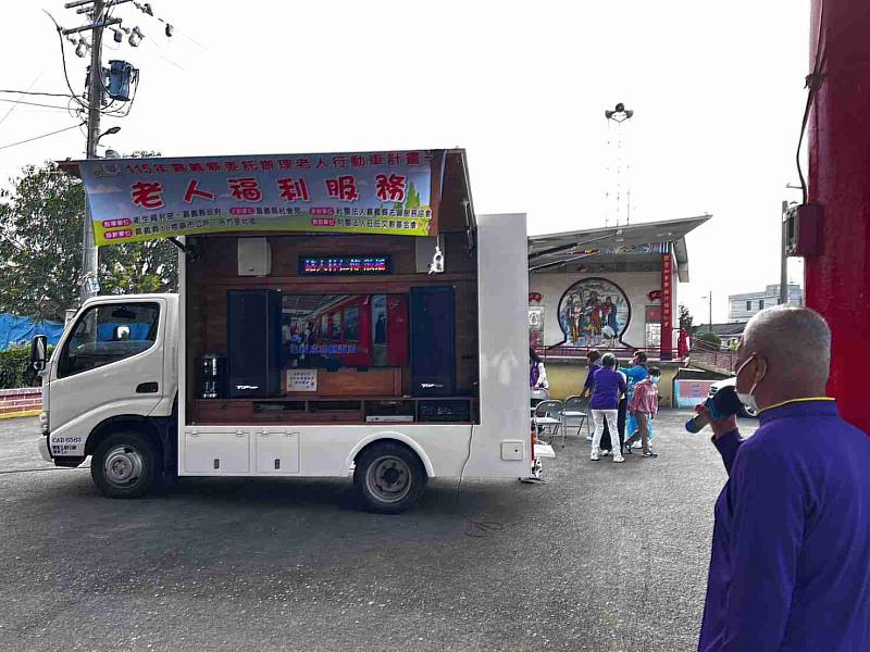 嘉義縣老人福利服務車新車首航