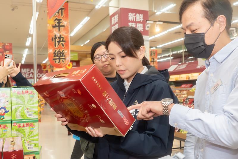春節即將到來，高虹安市長視察大賣場年節食品，為市民食安把關。