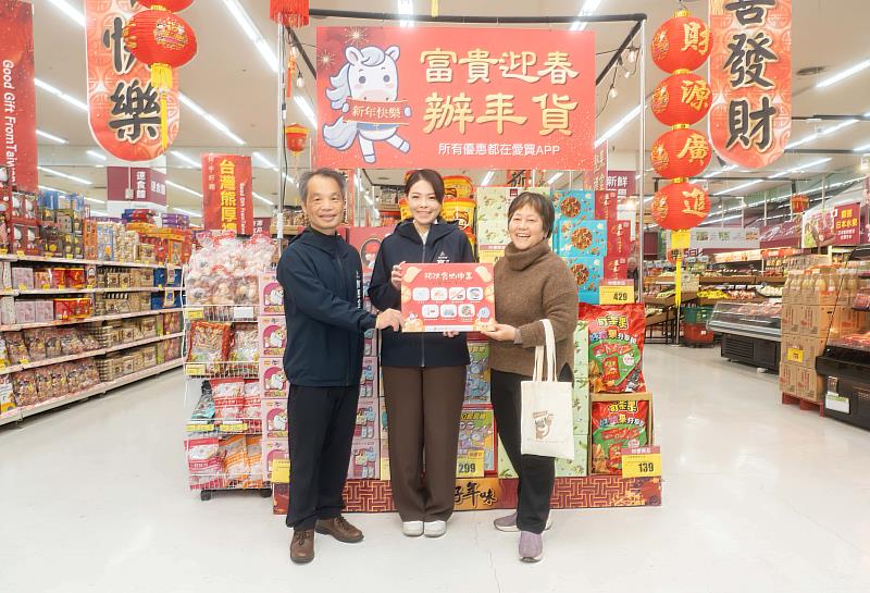 春節即將到來，高虹安市長視察大賣場年節食品，為市民食安把關。