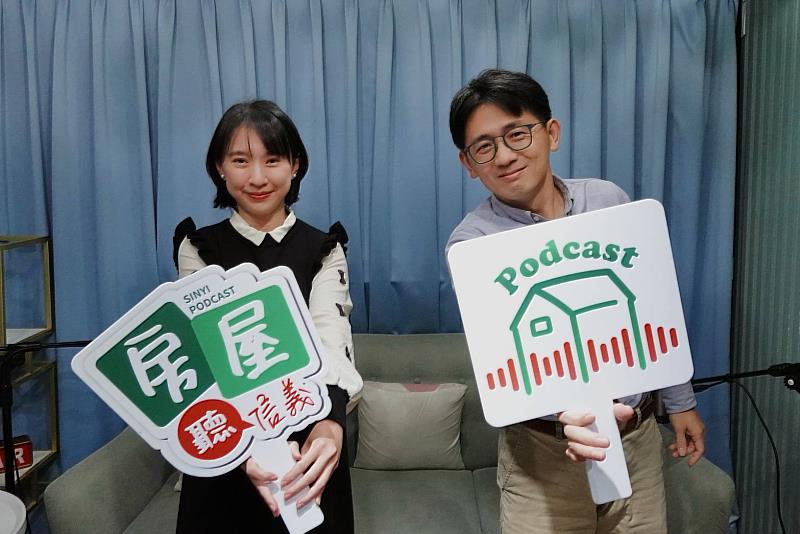信義房屋企研室專案經理曾敬德說明房地合一稅的10年政策軌跡。