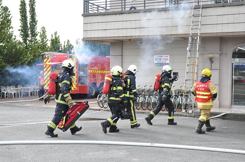 守護民眾過好年 臺東縣消防局關山大隊辦理春節火搶演練暨救災車輛器材捐贈