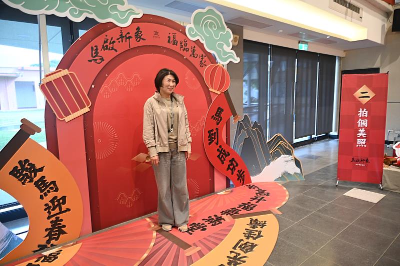 「馬啟新象」迎春賀喜 臺東美術館2026新春電子春聯活動登場 饒慶鈴親體驗 打造專屬新春祝福