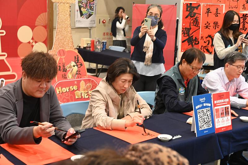 「馬啟新象」迎春賀喜 臺東美術館2026新春電子春聯活動登場 饒慶鈴親體驗 打造專屬新春祝福