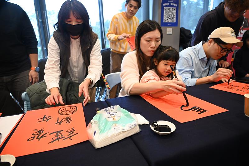 「馬啟新象」迎春賀喜 臺東美術館2026新春電子春聯活動登場 饒慶鈴親體驗 打造專屬新春祝福