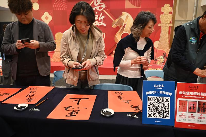 「馬啟新象」迎春賀喜 臺東美術館2026新春電子春聯活動登場 饒慶鈴親體驗 打造專屬新春祝福