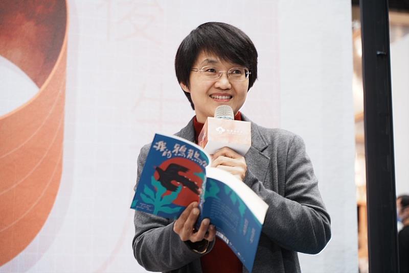 客委會古秀妃主委致詞及介紹客家館經典書籍特色。