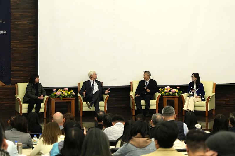 透過與財金學者對談，Engle教授認為台灣發展再生能源，能降低對進口化石燃料的依賴，及規避國際能源價格波動風險。（左起：中央大學高櫻芬教授、Engle教授、東海大學郭一棟教授與廖敏旬國際長）