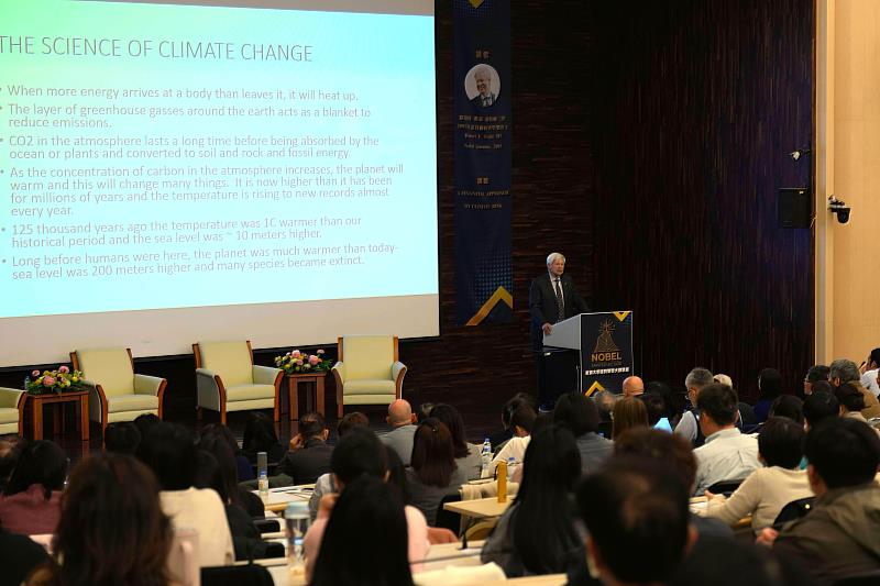 Engle教授以「A Financial Approach to Climate Risk(以財務方法探討氣候風險)」為題發表演說,指出氣候變遷不只是科學議題,更是必須被定價與管理的金融風險。