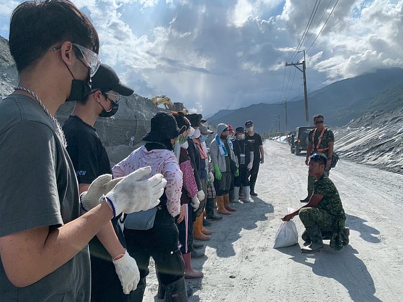 文化大學再度組成「超人團」重返災區，30位師生在烈日下投入清淤與綁沙包作業，以實際行動凝聚力量，成為支持花蓮重建的重要動能。