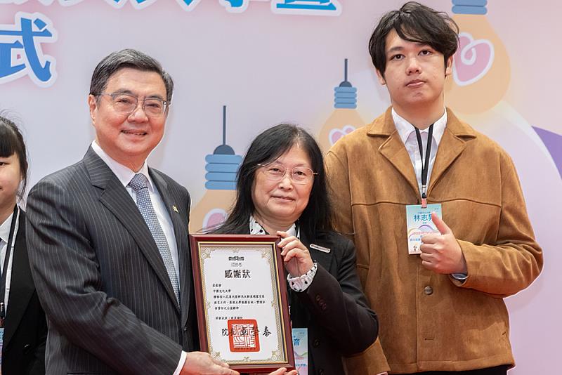 文化大學王淑音副校長（中）偕大氣科學系林志昇同學（右），代表全校師生接受行政院長卓榮泰接見與表揚。