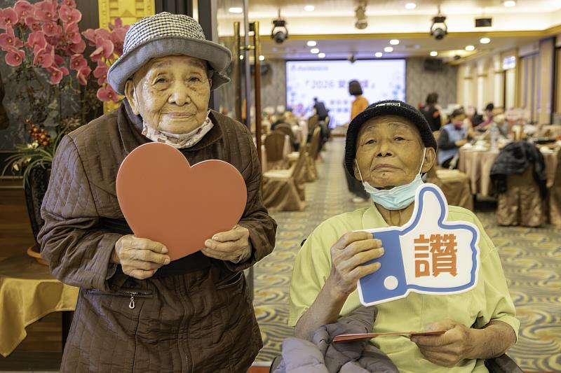 傅進發與媽媽一起參加圍爐。