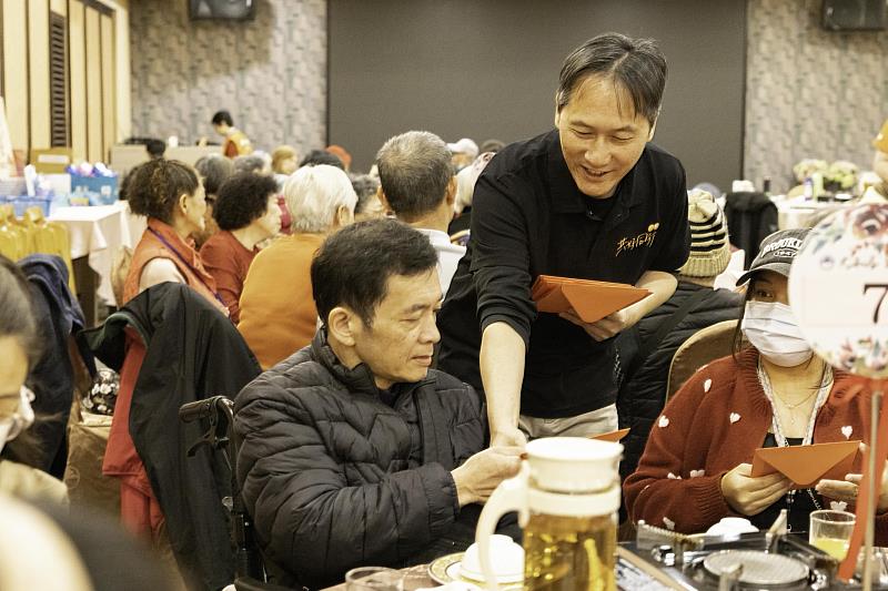 伊甸台中「愛圍爐」 百人共享溫馨提前過新年