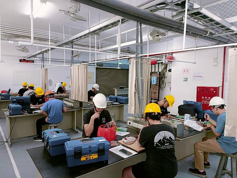 照明及電熱類家電裝配及故障診斷訓練。（圖/中信科技大學提供）