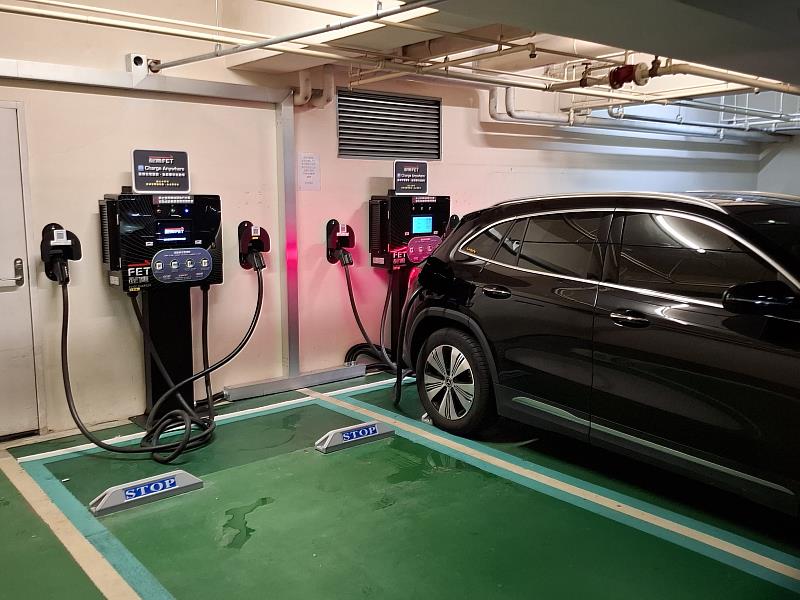 二、台灣賓士電動車主只要開啟「賓士暢行」App,即可查詢到由遠傳營運並加入充電漫遊的站點,「隨插即充」輕鬆為愛車充飽電。