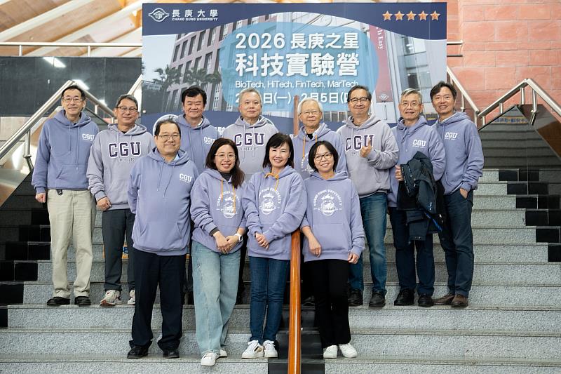 湯明哲校長(後排右4)與籌辦寒假科技實驗營的師長團隊合影。