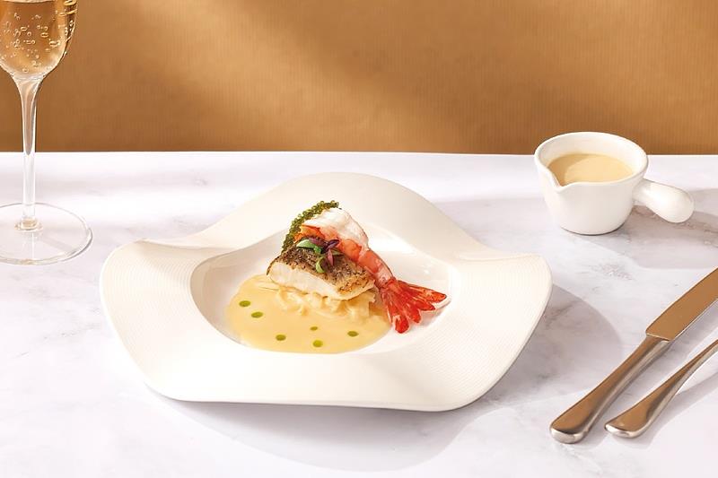 海鮮盤「海大蝦＆龍虎石斑佐檸檬奶油醬」滑順奶油醬透出清新檸檬果酸，精準提昇海味鮮甜，宛如喚起愛情中的酸甜幸福。