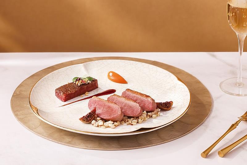 雙主餐「日本A5和牛&櫻桃鴨胸」和牛的豐腴脂香與櫻桃鴨胸搭配紅酒醬的微酸漿果氣息，在口中交織出成熟大人味的戀愛層次。