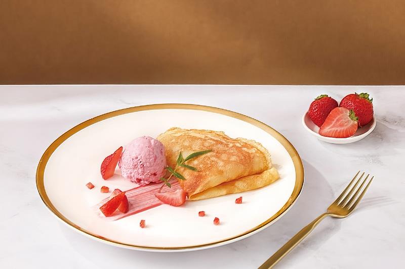 情人節一日限定甜點「法式莓果可麗餅・哈根達斯」柔軟的法式薄餅佐以哈根達斯草莓冰淇淋，莓果與冰淇淋捎來酸甜口感，是情人節專屬的儀式感。