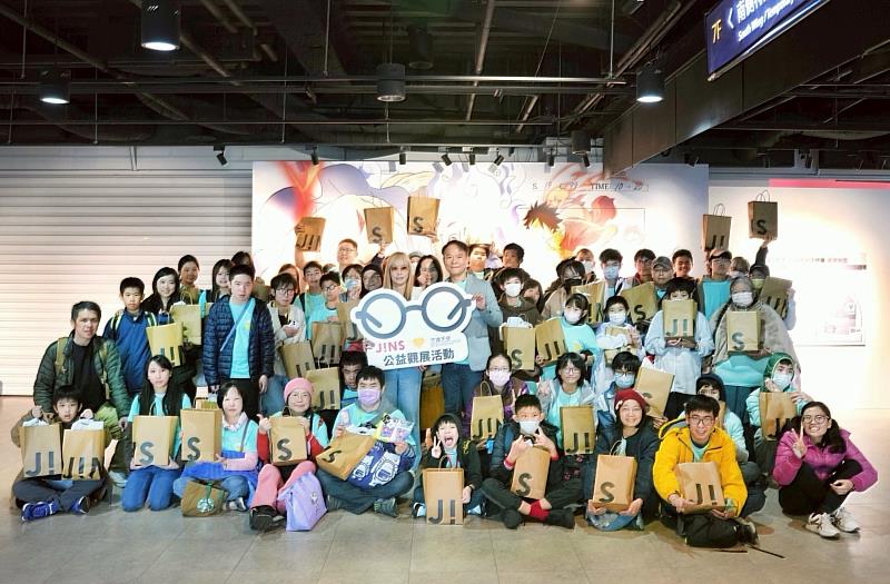 公益觀展活動在展覽現場大合影，JINS邱明琪總經理（中左）與守護天使協會許程順理事長（中右）一同出席共襄盛舉。