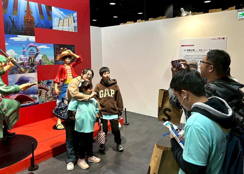 受邀參加的大小朋友們在展場內看到航海王等身公仔都興奮得不停拍照。