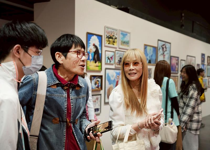 JINS邱明琪總經理（右1）與參加的守護天使協會家庭們一同看展互動同樂。