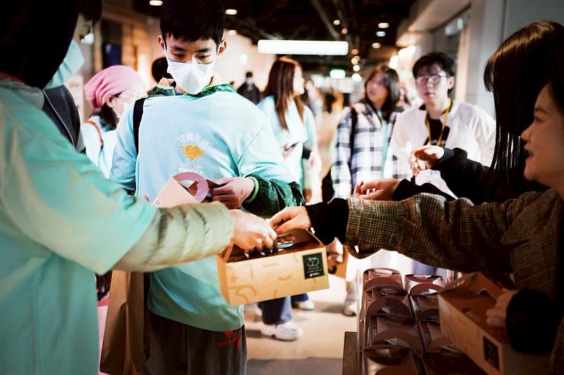 觀展結束後，JINS暖心準備給每位參加者一份特展紀念品及點心餐盒帶回家。
