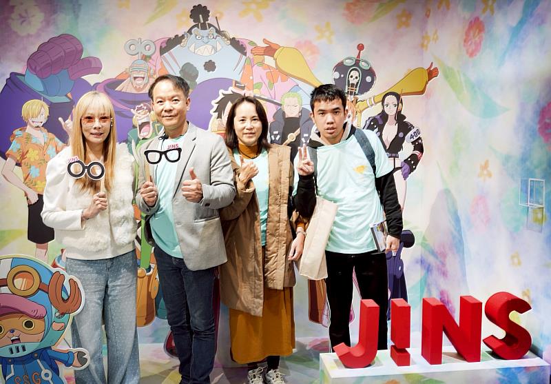 JINS邱明琪總經理（左1）與協會許程順理事長（左2）在JINS特製打卡區合影留念。