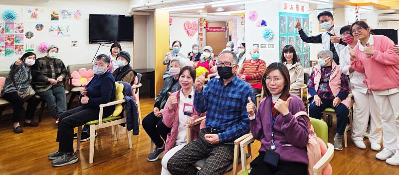 長者在日間照顧中心進行美術與戲劇活動，透過互動體驗提升生活參與感與自我肯定。