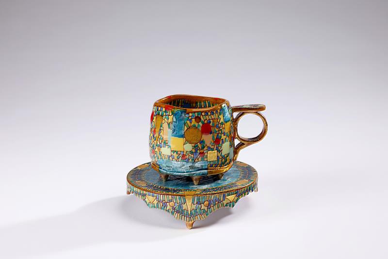 「銀獎」鈴木秀昭（Hideaki Suzuki）《釉上彩繪金銀宇宙紋杯碟》。