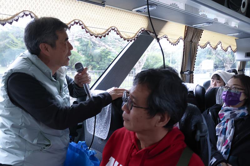 潘繼道教授在遊覽車上向學員講解有關實察地點的歷史背景。