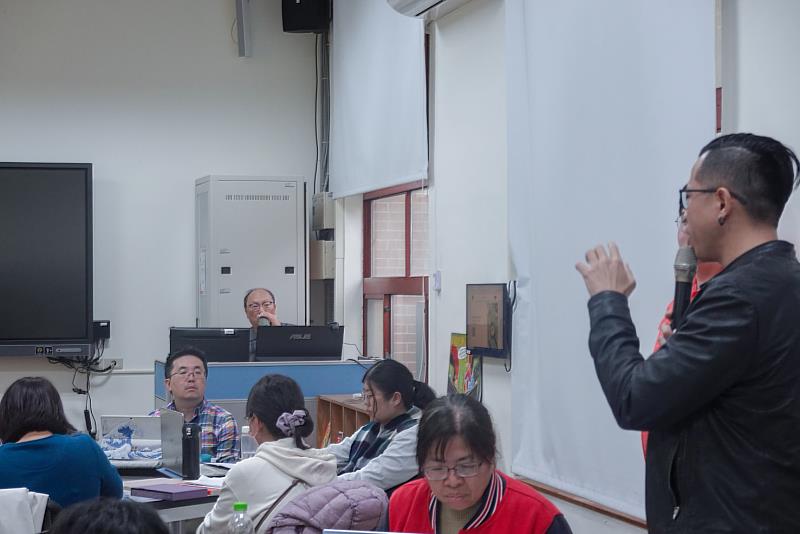 課堂上許育銘教授與學員的提問與交流。