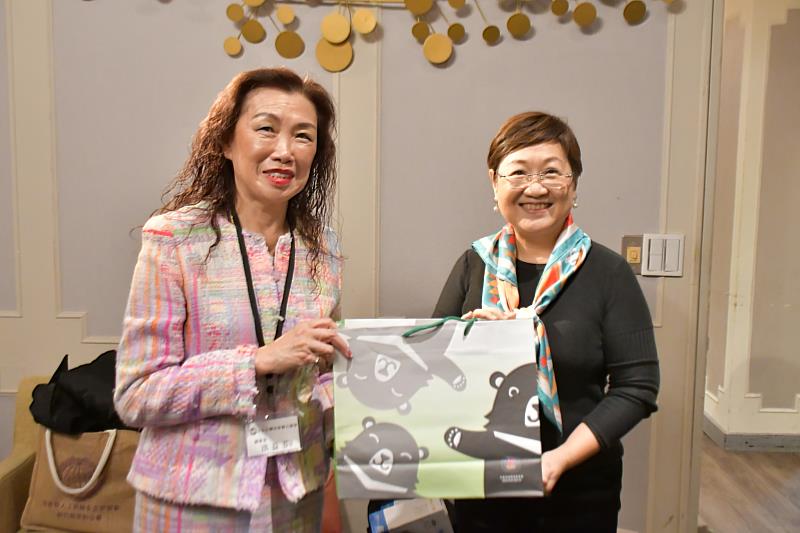 僑委會委員長徐佳青致贈禮品，日本臺灣商會聯合總會（日總）第13屆總會長洪益芬代表接受。
