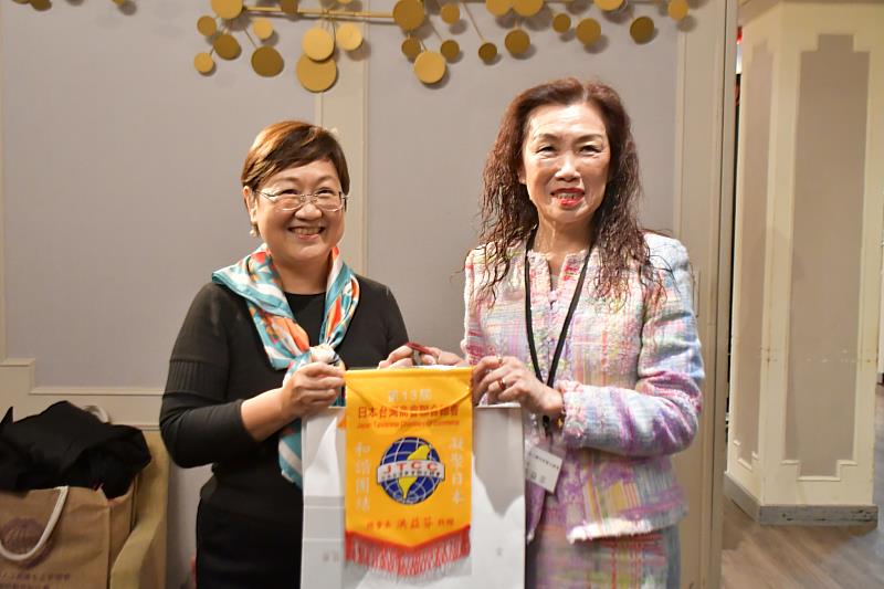 洪益芬贈禮予徐佳青。