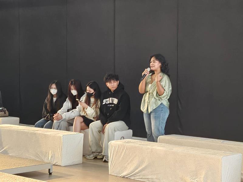 攝影師王雨薇（右1）分享如何踏上攝影之路的心路歷程。