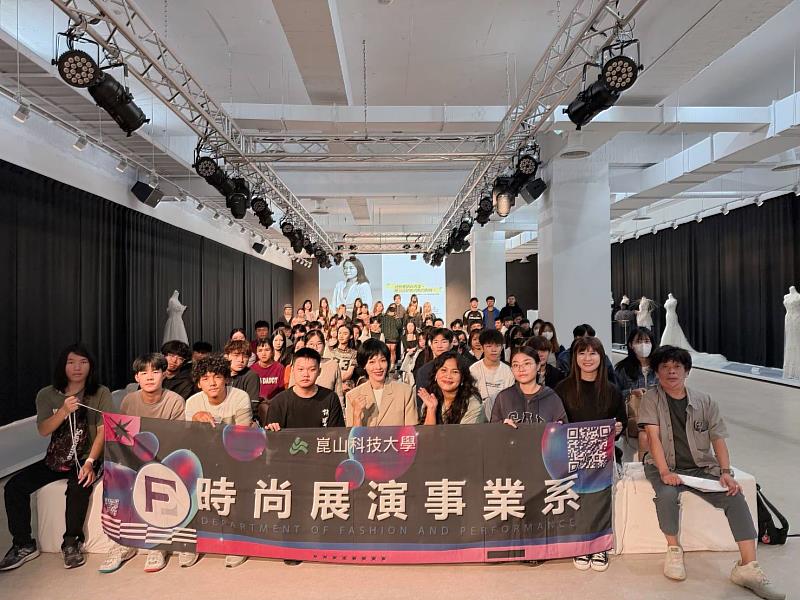 時尚系邀請攝影師王雨薇（前排右4）蒞校分享跨屆攝影心法，全體合影。