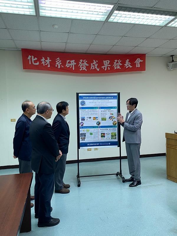 陳凌哲老師介紹研發成果。