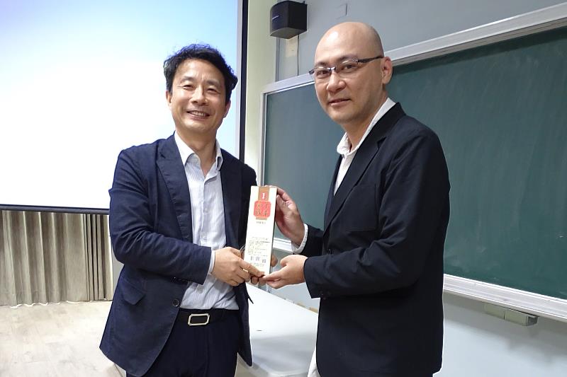 南大材料科學系邱聖貴副教授(右)與韓國忠南大學Young-Seak Lee教授(左)合影,見證臺韓材料研究交流成果。