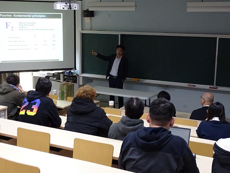 韓國忠南大學Young-Seak Lee教授於南大材料科學系專題演講，解析氟化碳材料在觸媒與儲能系統的應用潛力。
