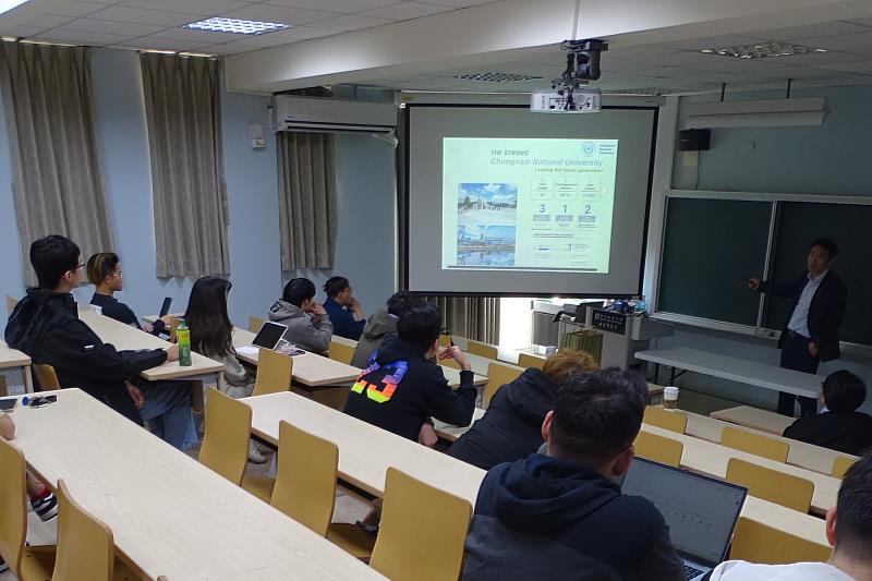 南大材料科學系舉辦國際學術講座，韓國忠南大學Young-Seak Lee教授分享氟化碳材料於能源與儲能應用的最新研究。