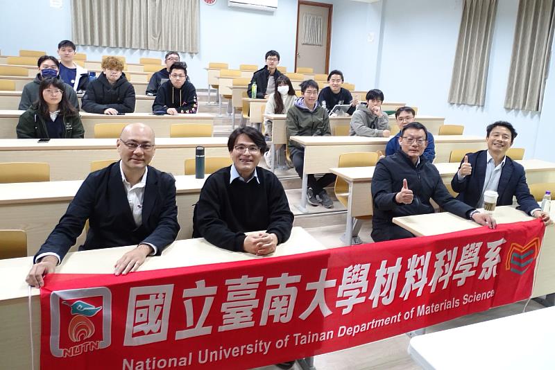 韓國忠南大學Young-Seak Lee教授與南大材料科學系師生合影,展現南大積極推動國際學術交流的活絡氛圍。